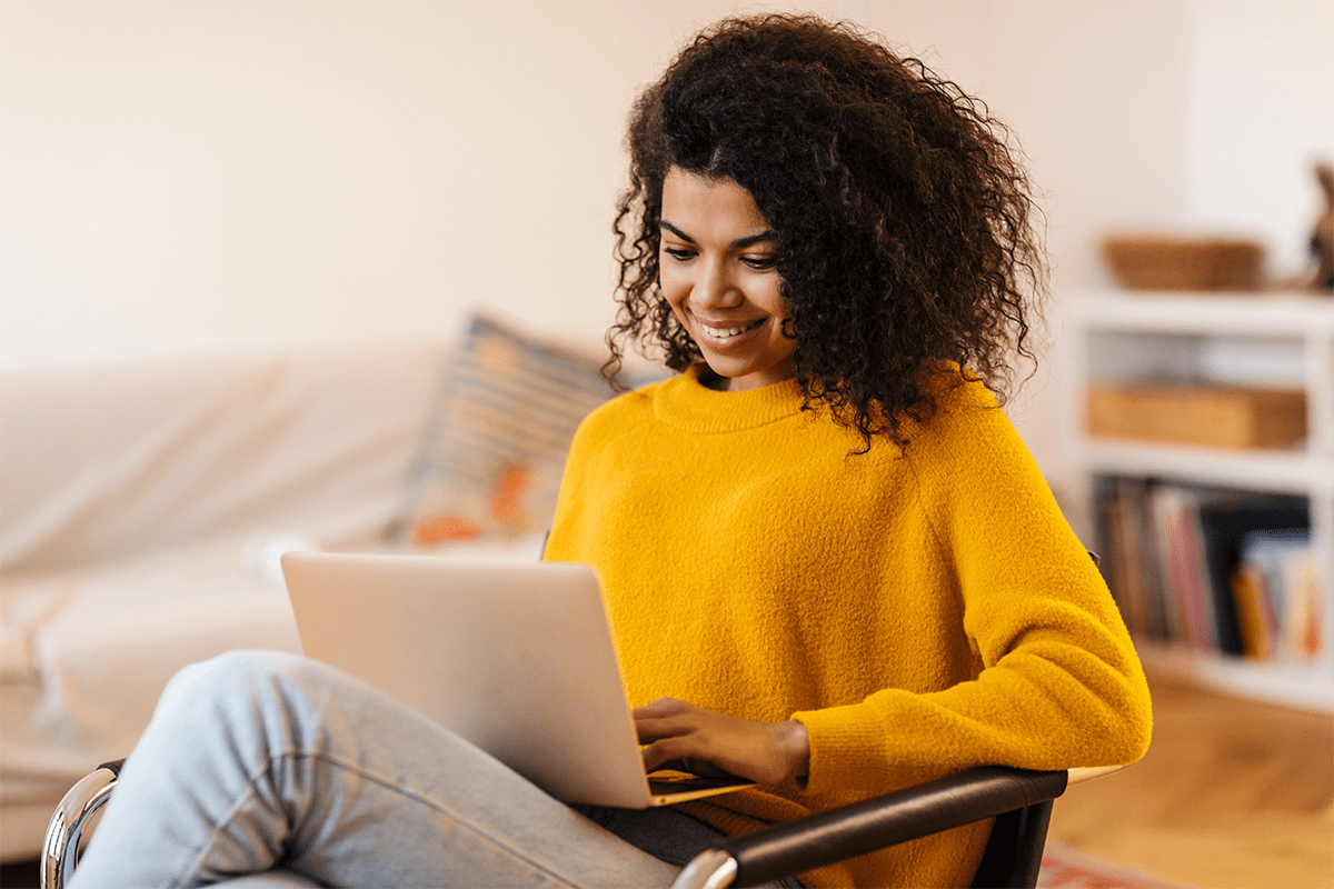 employee discounts - happy employee browsing options
